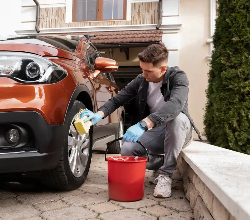 Lavage auto à domicile Lusignan : professionnel intervenant sur un véhicule